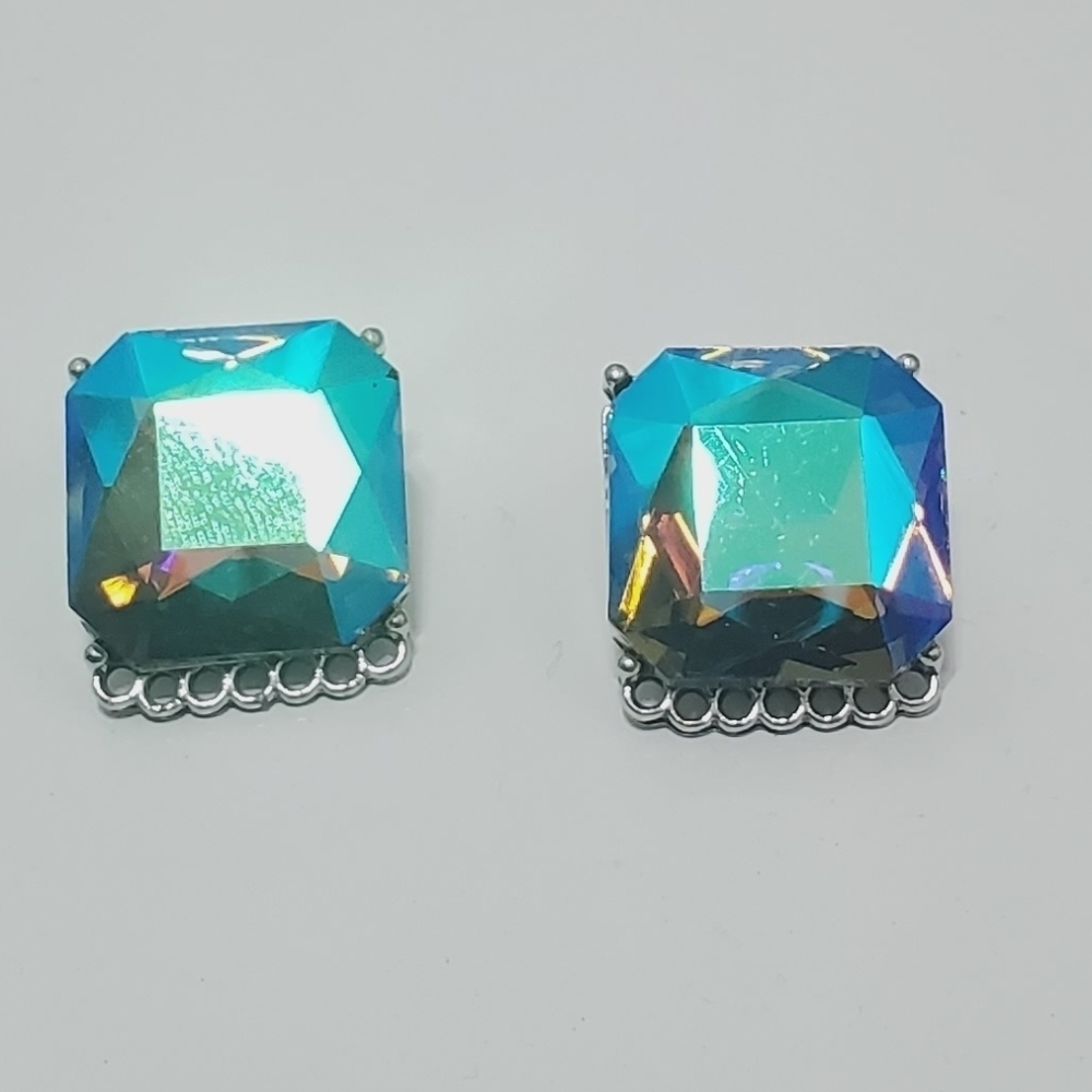 Irridescent Square Shaped Clip Earrings. 🌴